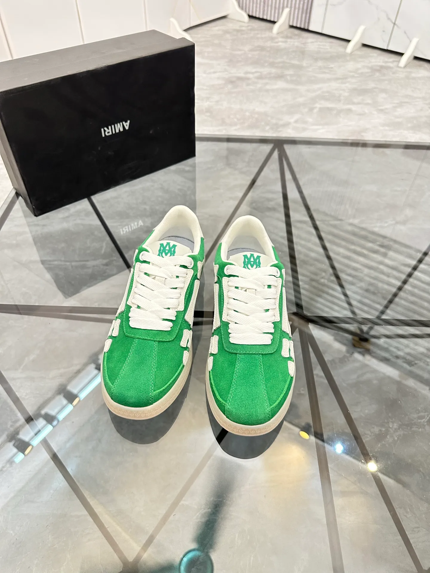 Men's shoes: 💰P420¥ Product trademark: AMIRI* "Amir*" low-top casual shoes Regular size: 38-45 (can be customized to 46) Product material: imported nubuck leather upper, breathable lining, original outsole. Number: 001